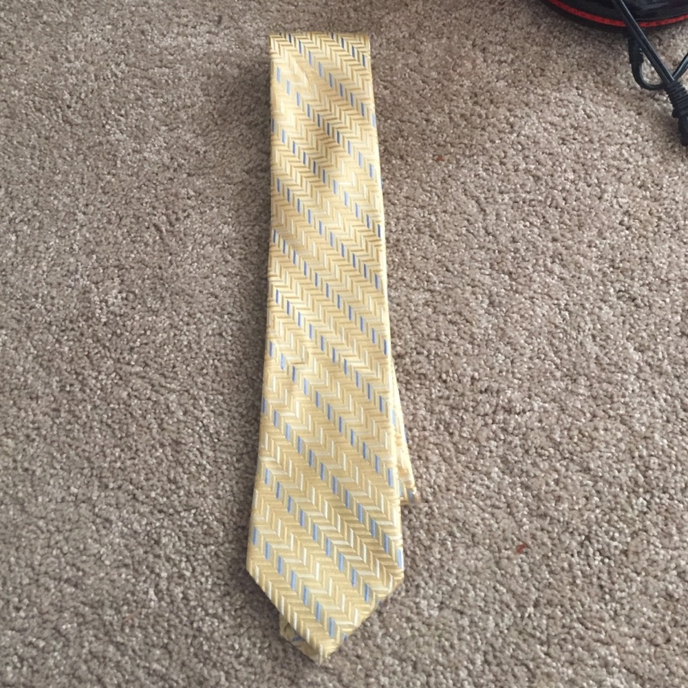 yellow tie‎